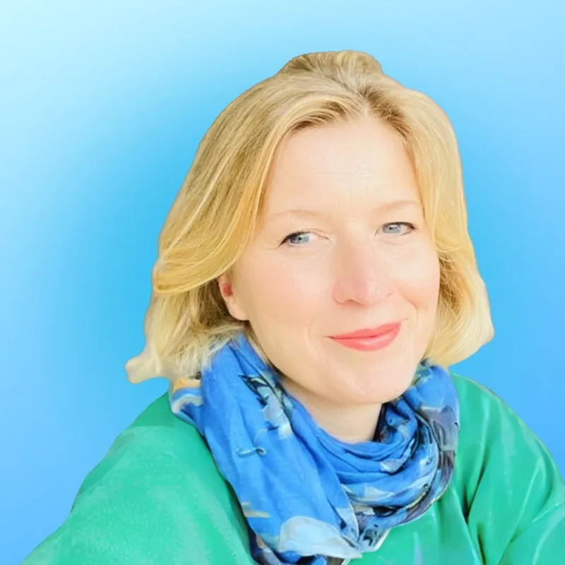 Headshot of Ellie